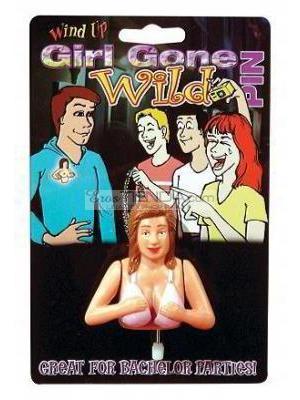 MUJER DESTAPA PECHOS